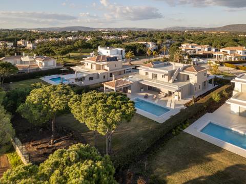 Moradia de exceção com piscina e vista para o golfe, num complexo prestigiado e seguro