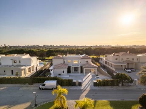 Moradia de exceção com piscina e vista para o golfe, num complexo prestigiado e seguro