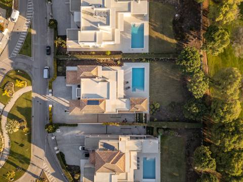 Moradia de exceção com piscina e vista para o golfe, num complexo prestigiado e seguro