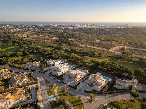 Moradia de exceção com piscina e vista para o golfe, num complexo prestigiado e seguro