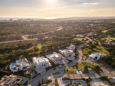 Moradia de exceção com piscina e vista para o golfe, num complexo prestigiado e seguro