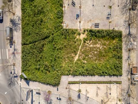 Terreno urbano para a construção de 23 apartamentos + espaço comercial