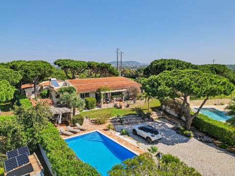 Moradia V5 de excelência com jardim amplo, piscina e ambiente privado