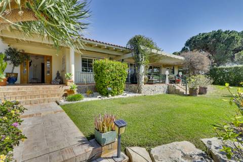 Moradia V5 de excelência com jardim amplo, piscina e ambiente privado