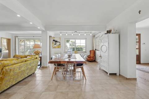 Moradia V5 de excelência com jardim amplo, piscina e ambiente privado