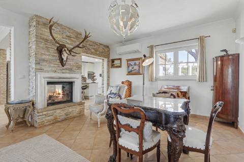 Moradia V5 de excelência com jardim amplo, piscina e ambiente privado