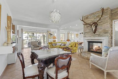 Moradia V5 de excelência com jardim amplo, piscina e ambiente privado