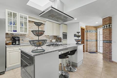 Moradia V5 de excelência com jardim amplo, piscina e ambiente privado