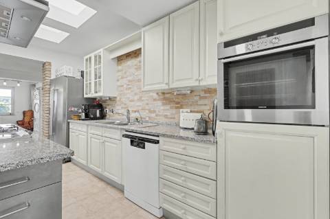 Moradia V5 de excelência com jardim amplo, piscina e ambiente privado