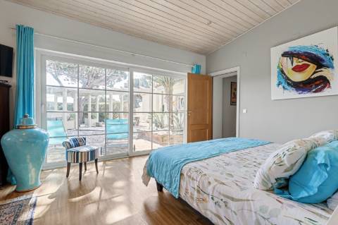 Moradia V5 de excelência com jardim amplo, piscina e ambiente privado