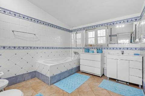 Moradia V5 de excelência com jardim amplo, piscina e ambiente privado