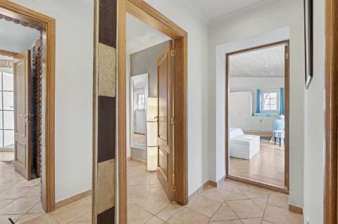 Moradia V5 de excelência com jardim amplo, piscina e ambiente privado