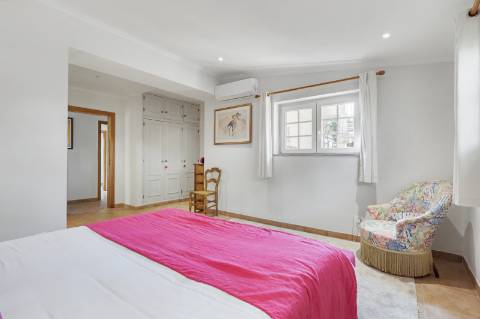 Moradia V5 de excelência com jardim amplo, piscina e ambiente privado