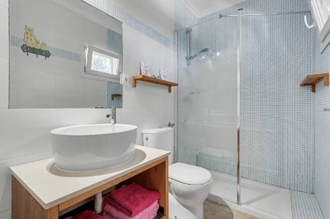 Moradia V5 de excelência com jardim amplo, piscina e ambiente privado