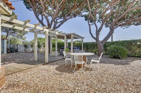 Moradia V5 de excelência com jardim amplo, piscina e ambiente privado