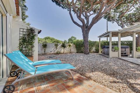 Moradia V5 de excelência com jardim amplo, piscina e ambiente privado