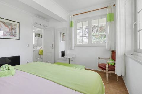 Moradia V5 de excelência com jardim amplo, piscina e ambiente privado