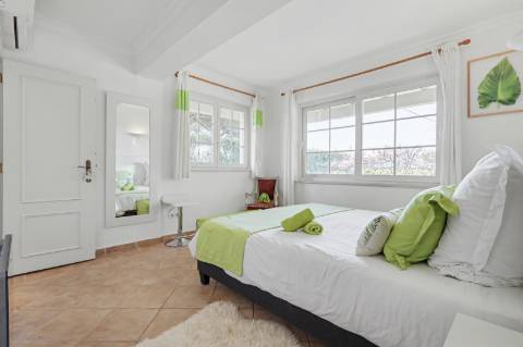 Moradia V5 de excelência com jardim amplo, piscina e ambiente privado