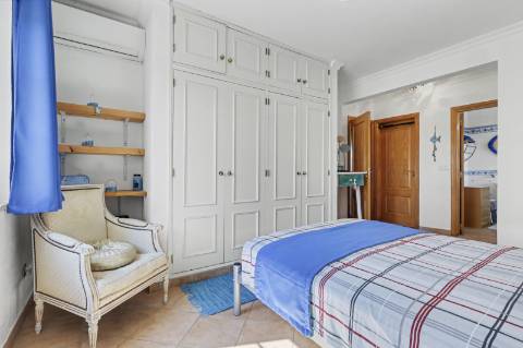 Moradia V5 de excelência com jardim amplo, piscina e ambiente privado