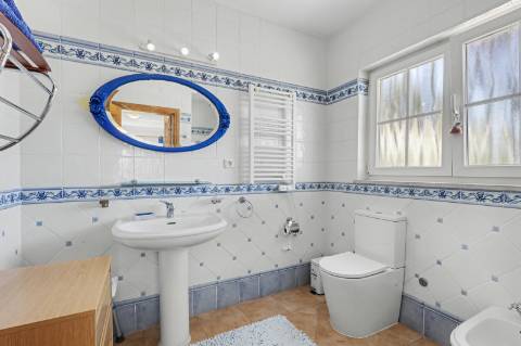 Moradia V5 de excelência com jardim amplo, piscina e ambiente privado