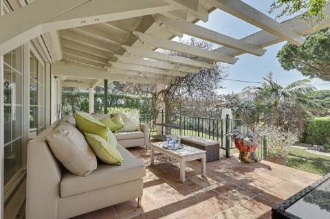 Moradia V5 de excelência com jardim amplo, piscina e ambiente privado