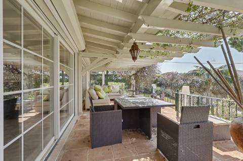 Moradia V5 de excelência com jardim amplo, piscina e ambiente privado