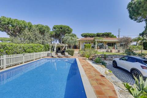 Moradia V5 de excelência com jardim amplo, piscina e ambiente privado