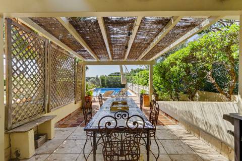 Moradia V5 de excelência com jardim amplo, piscina e ambiente privado