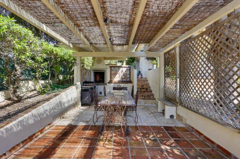 Moradia V5 de excelência com jardim amplo, piscina e ambiente privado