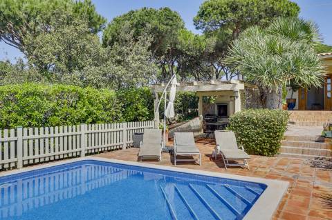 Moradia V5 de excelência com jardim amplo, piscina e ambiente privado