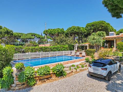 Moradia V5 de excelência com jardim amplo, piscina e ambiente privado