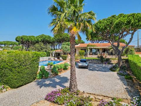 Moradia V5 de excelência com jardim amplo, piscina e ambiente privado