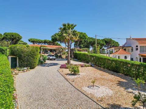 Moradia V5 de excelência com jardim amplo, piscina e ambiente privado