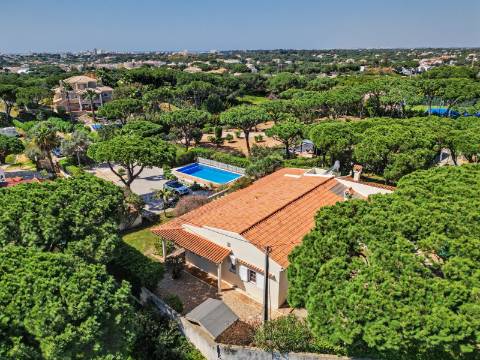 Moradia V5 de excelência com jardim amplo, piscina e ambiente privado