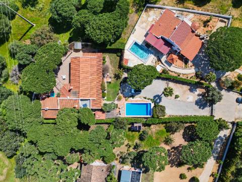 Moradia V5 de excelência com jardim amplo, piscina e ambiente privado