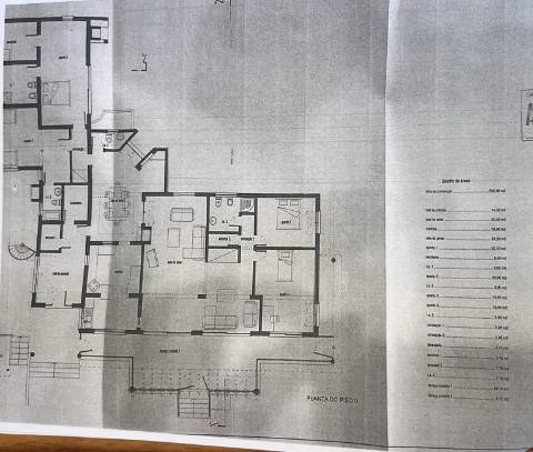 Moradia V5 de excelência com jardim amplo, piscina e ambiente privado