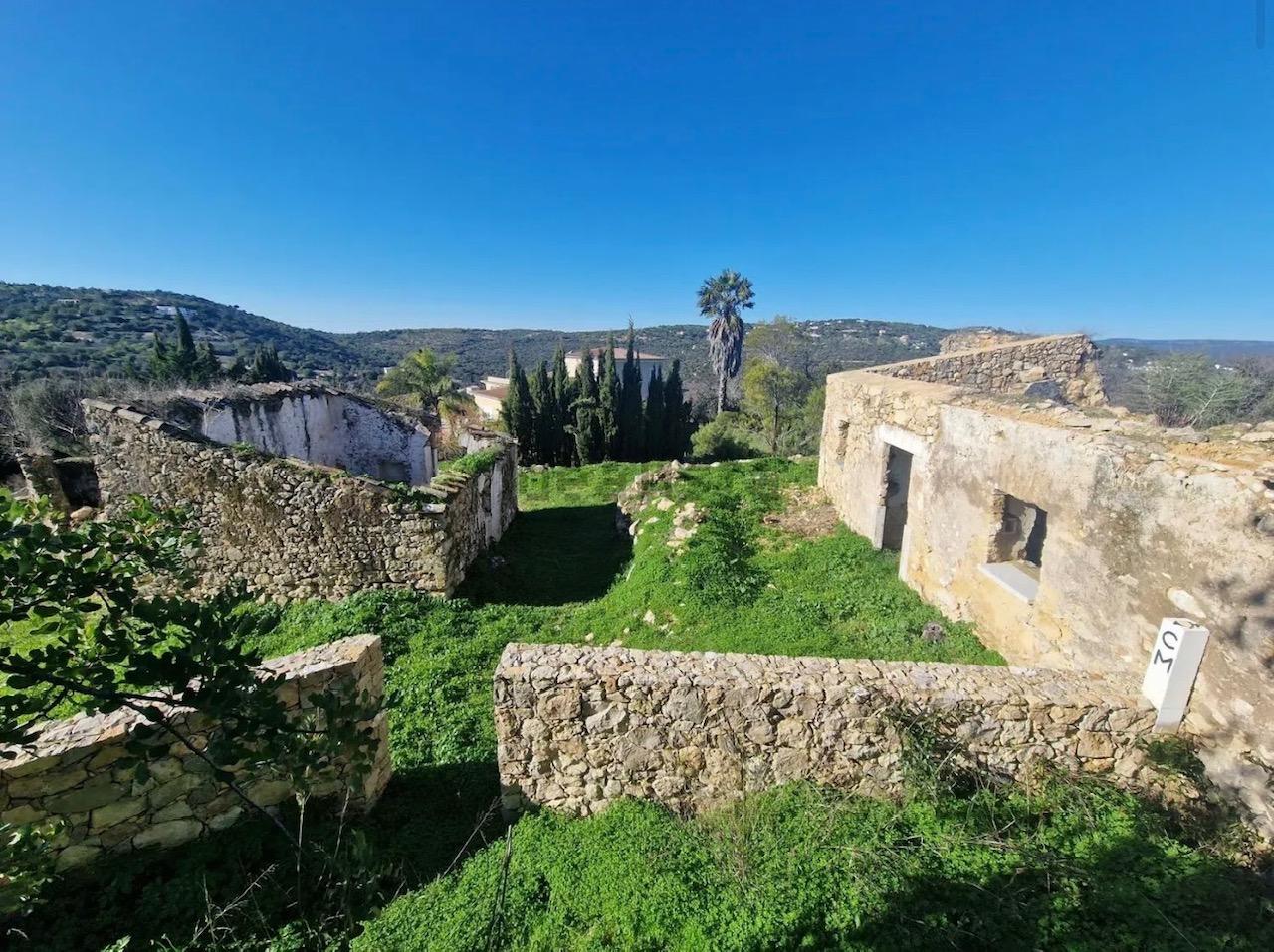Terreno virado a sul com ruína, situado numa zona tranquila