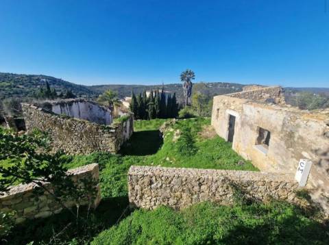 Terreno virado a sul com ruína, situado numa zona tranquila