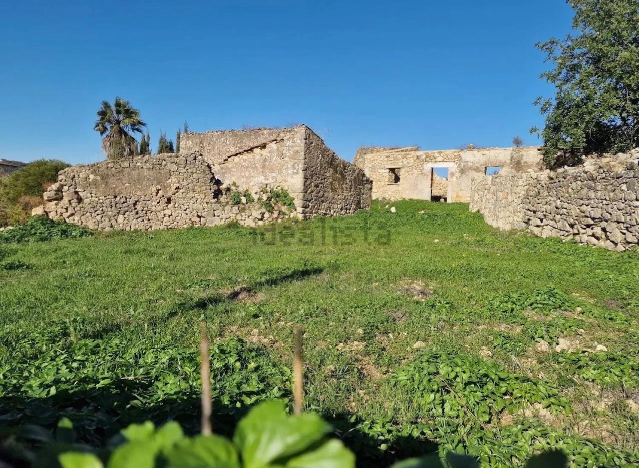 Terreno virado a sul com ruína, situado numa zona tranquila