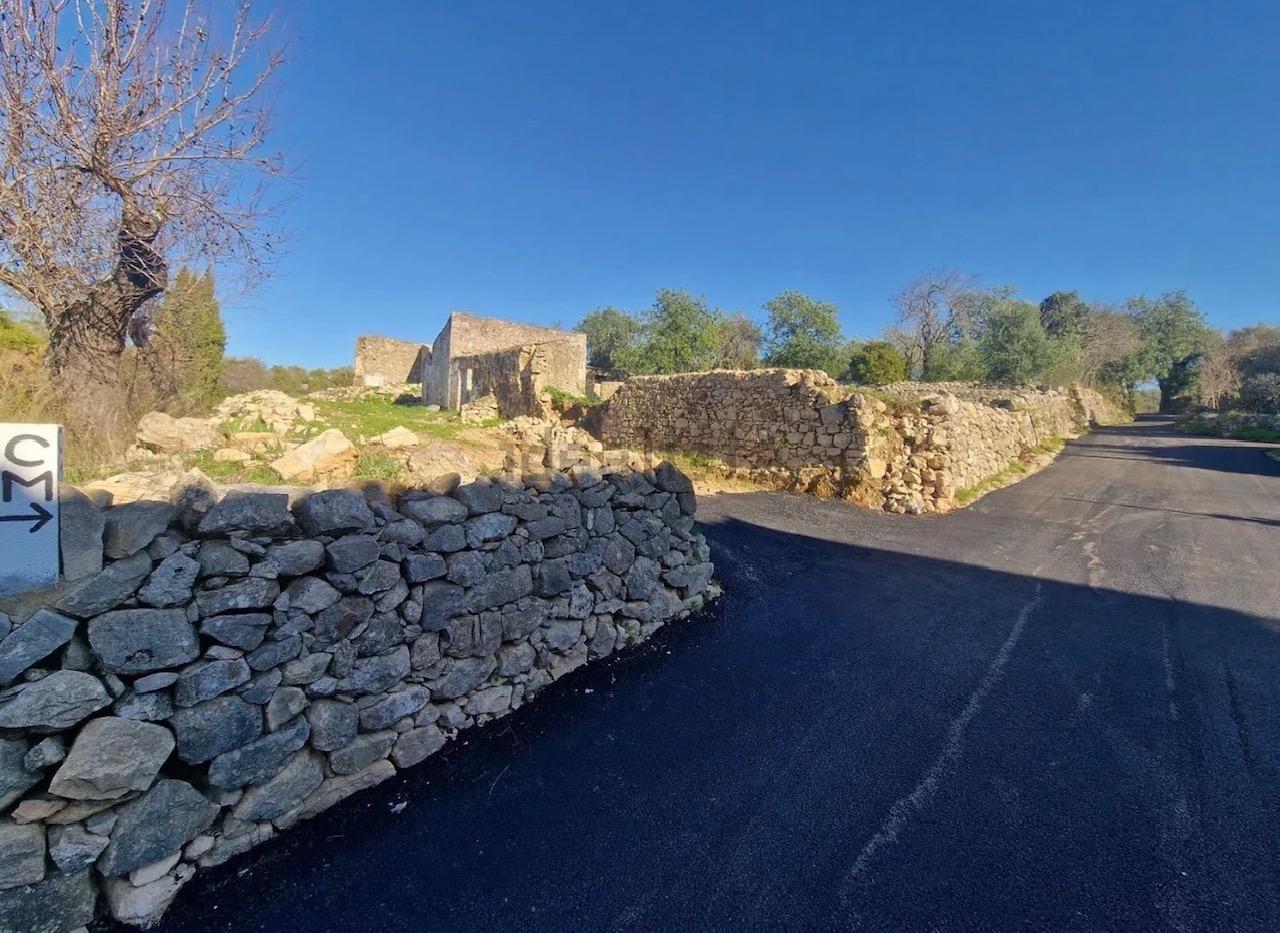 Terreno virado a sul com ruína, situado numa zona tranquila