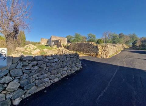 Terreno virado a sul com ruína, situado numa zona tranquila