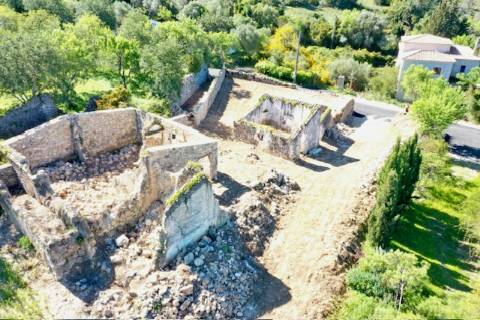 Terreno virado a sul com ruína, situado numa zona tranquila
