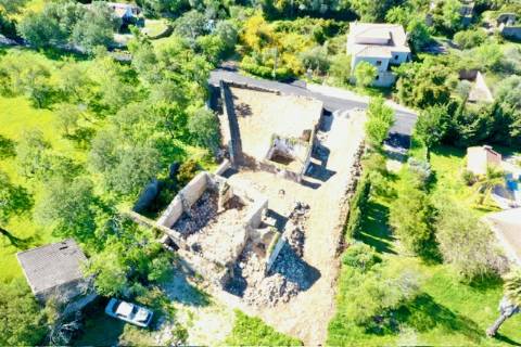 Terreno virado a sul com ruína, situado numa zona tranquila