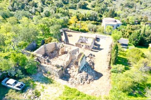 Terreno virado a sul com ruína, situado numa zona tranquila