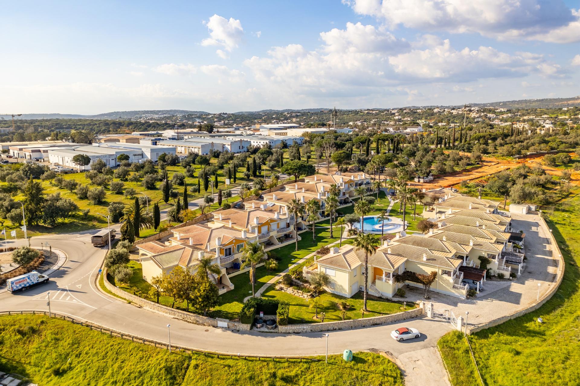 Moradia geminada V2 + 2 em Vilamoura, em condomínio com piscina