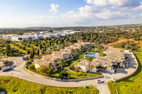 Moradia geminada V2 + 2 em Vilamoura, em condomínio com piscina