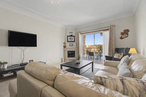 Moradia geminada V2 + 2 em Vilamoura, em condomínio com piscina