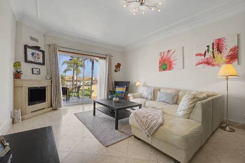 Moradia geminada V2 + 2 em Vilamoura, em condomínio com piscina