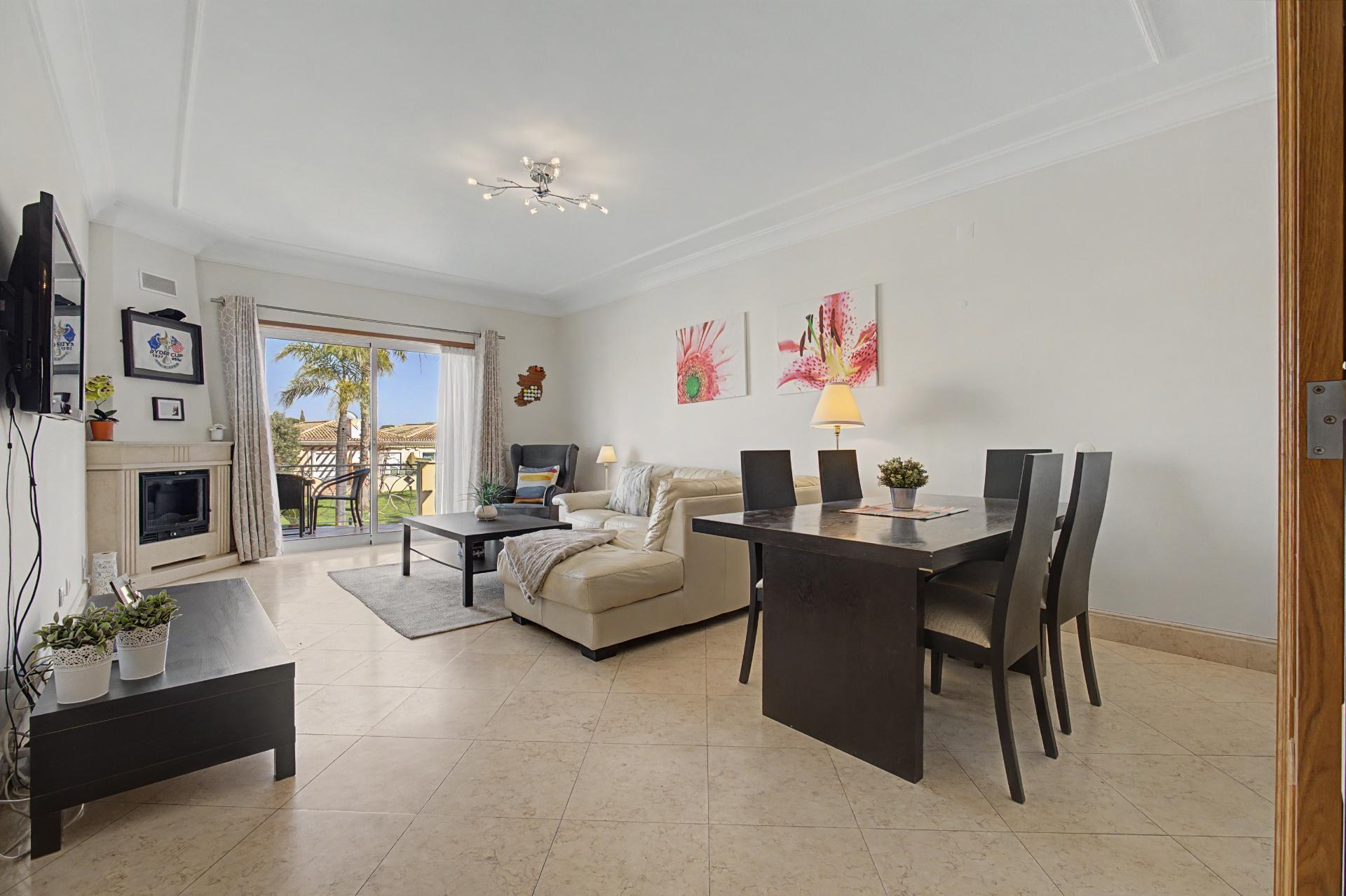 Moradia geminada V2 + 2 em Vilamoura, em condomínio com piscina