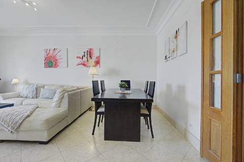 Moradia geminada V2 + 2 em Vilamoura, em condomínio com piscina